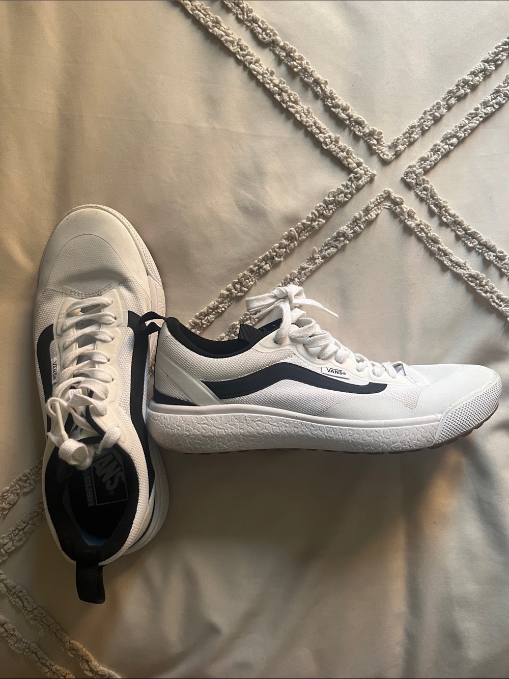 Vans unisex White and Black Low-Top Athletic Sneakers